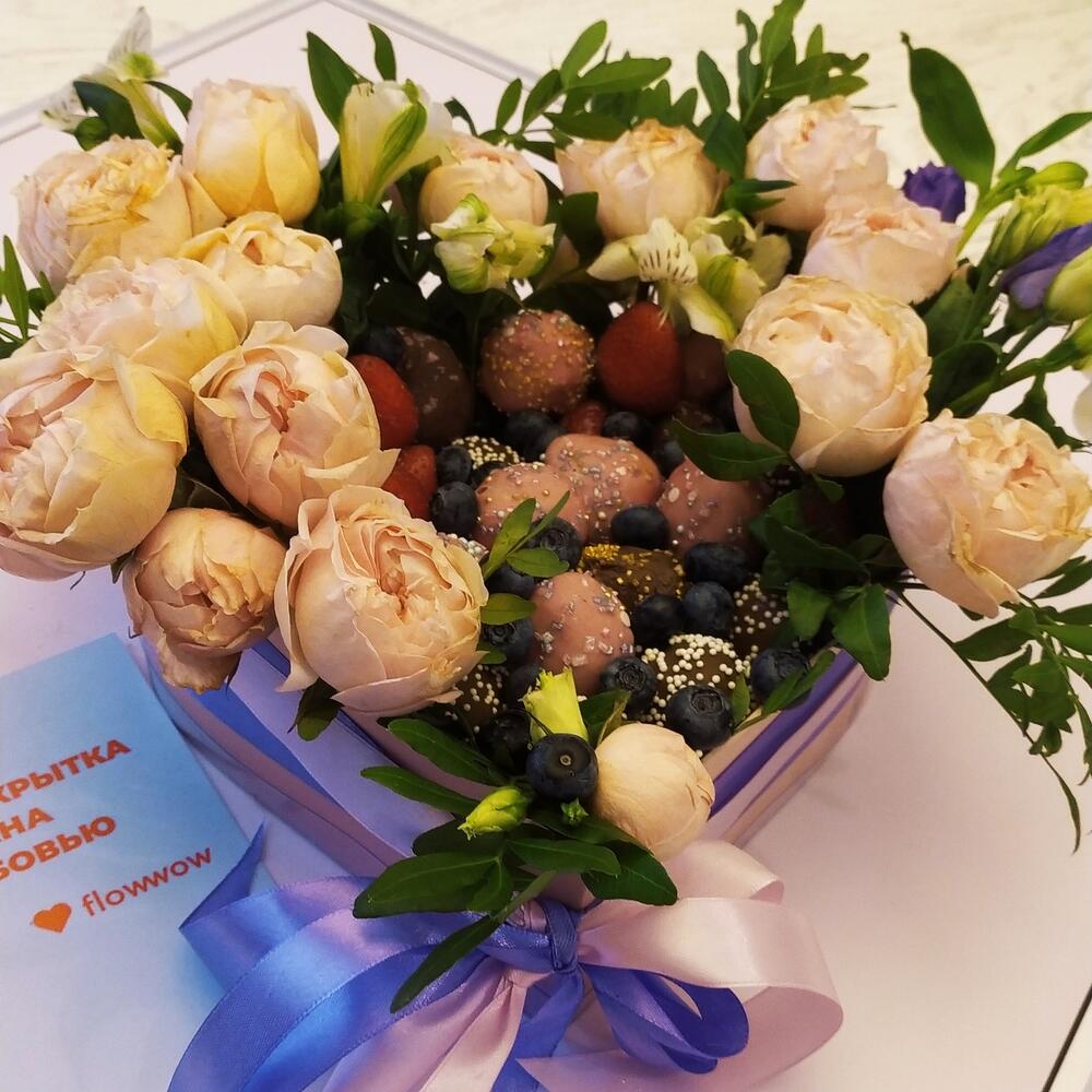 Букет клубничный с цветами 